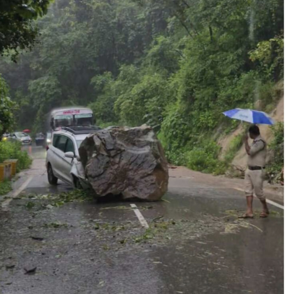 नैनीताल रोड पर वाहन पर गिरा बोल्डर, सभी यात्री सुरक्षित।